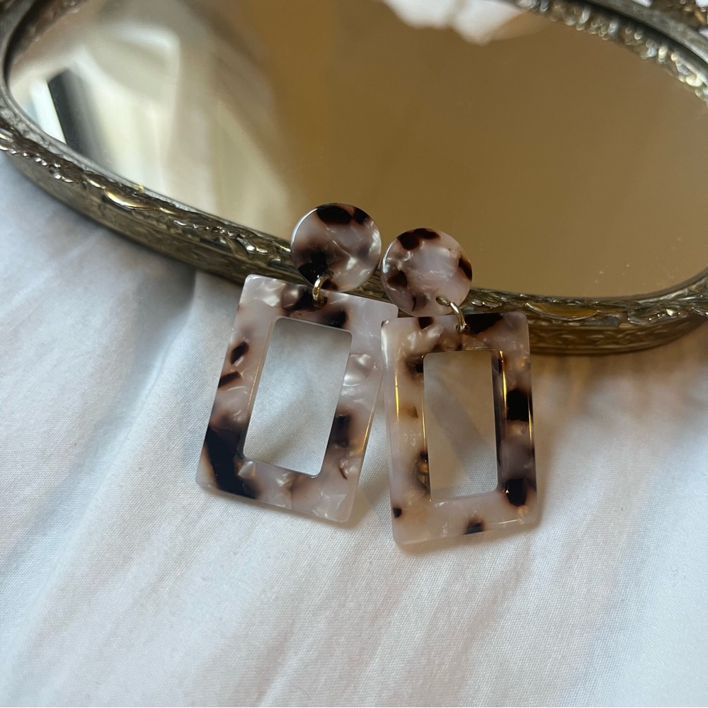 Plastic Tortoise Pattern Rectangular Earrings - Picture 2 of 4
